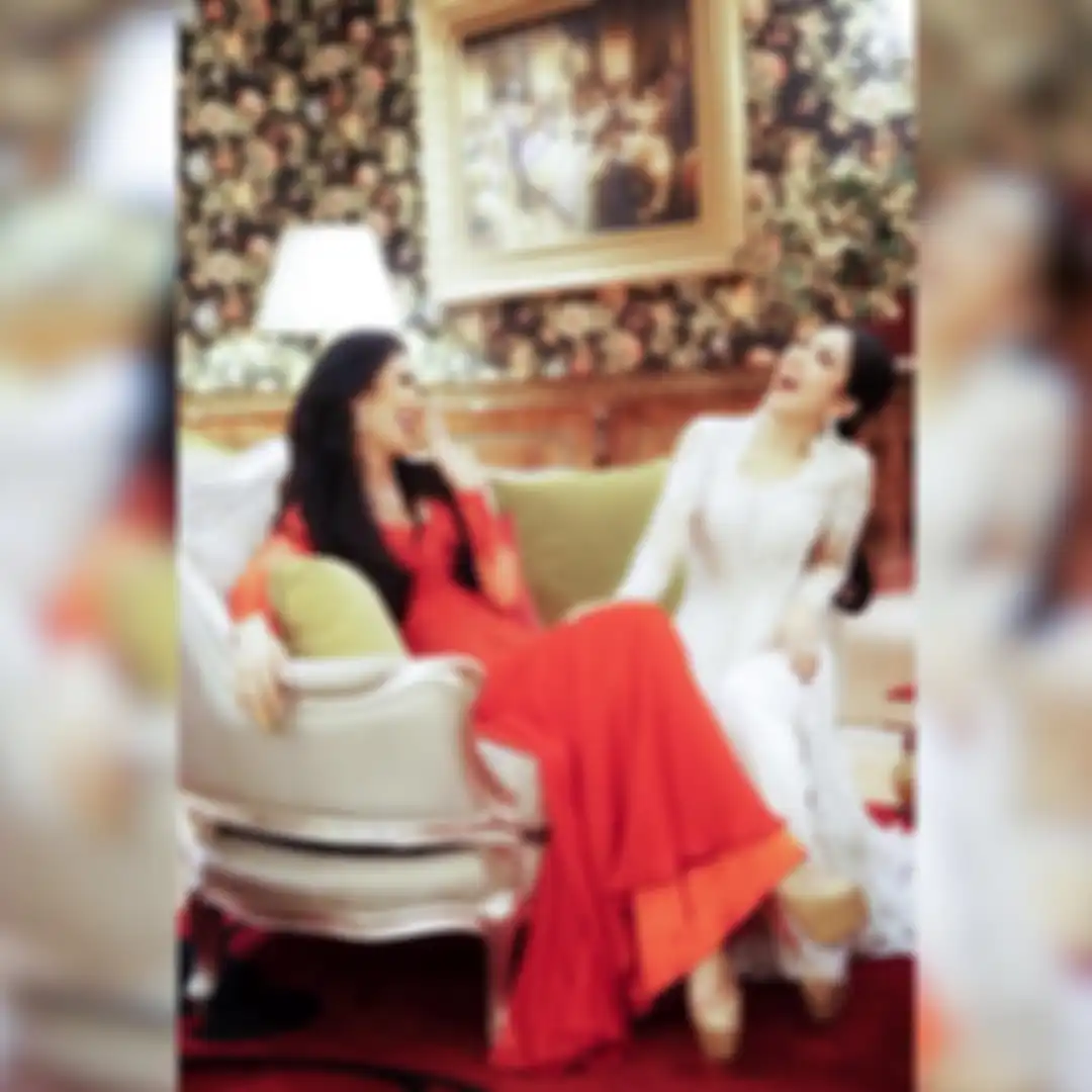 Foto Anggun Syahrini dengan Gaun Putih Glamor ala Pengantin di Hari Pernikahan - Kebaya