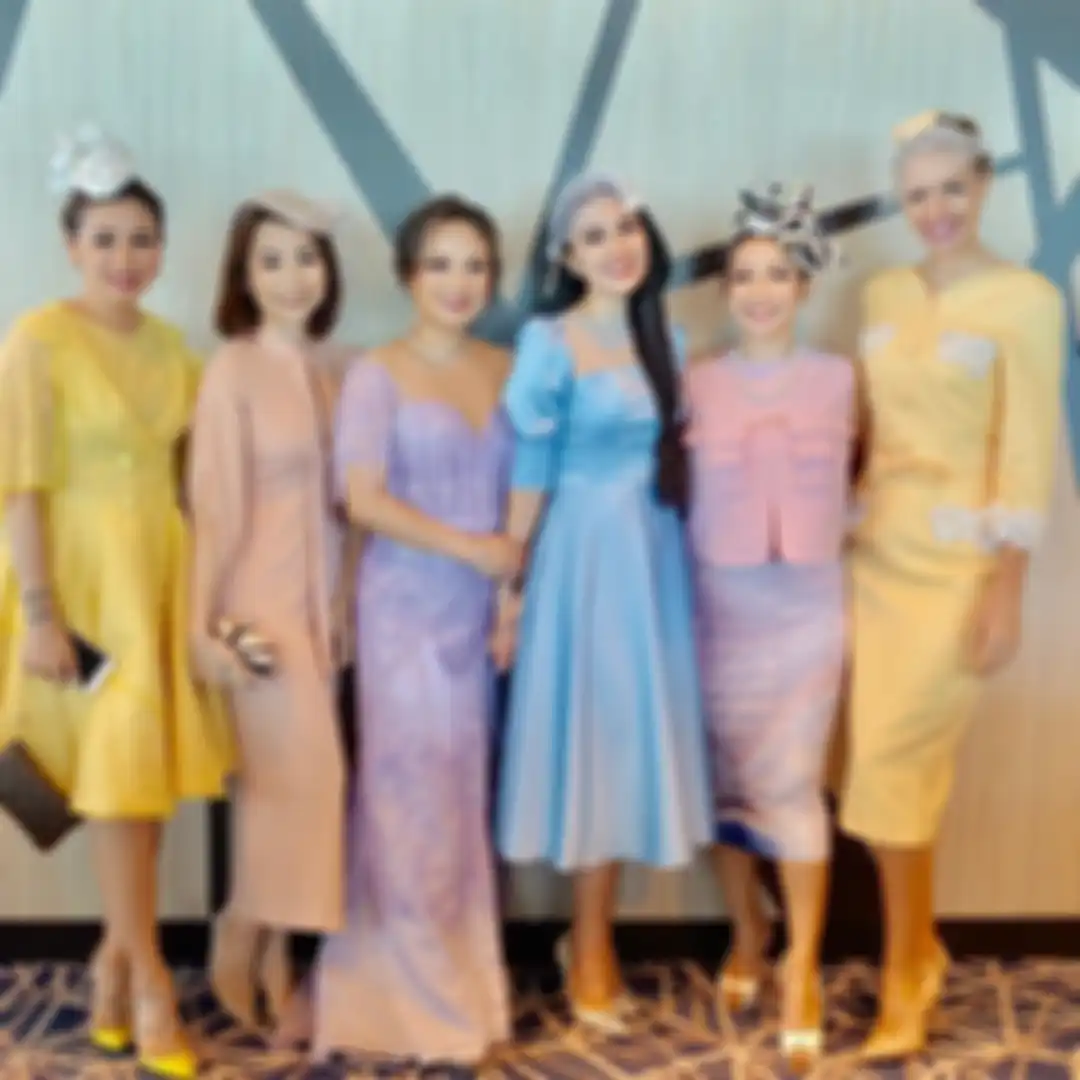 Penampilan istri VJ Daniel Mananta (kanan), Viola Maria Mananta layaknya bangsawan saat hadiri pernikahan Yuanita Christiani 