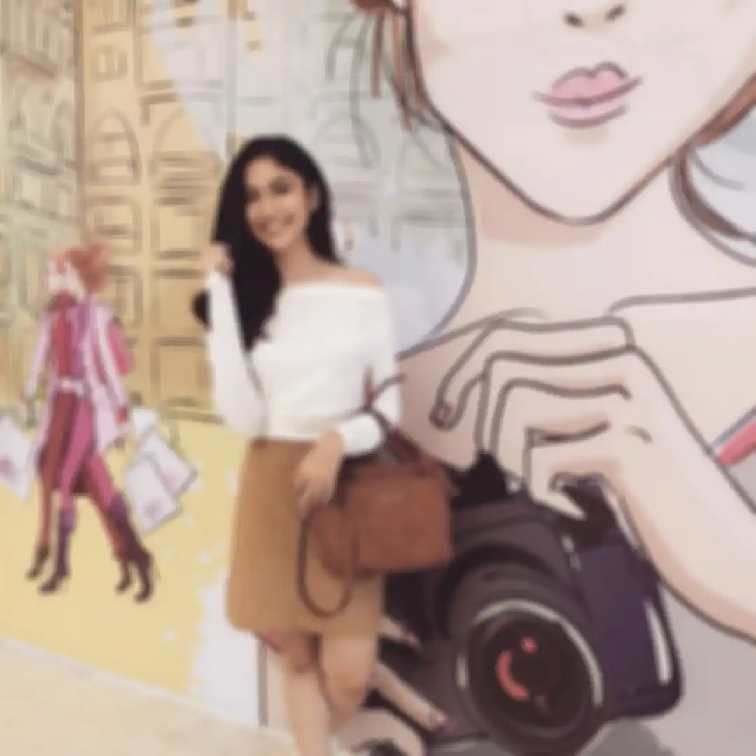 Padukan Atasan Off-Shoulder dengan Mini Skirt Untuk Gaya Kasual yang Seksi