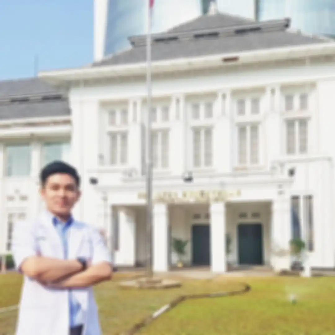 Ervan Surya menempuh program residensi di Universitas Indonesia setelah lulus dari Universitas Trisakti.
