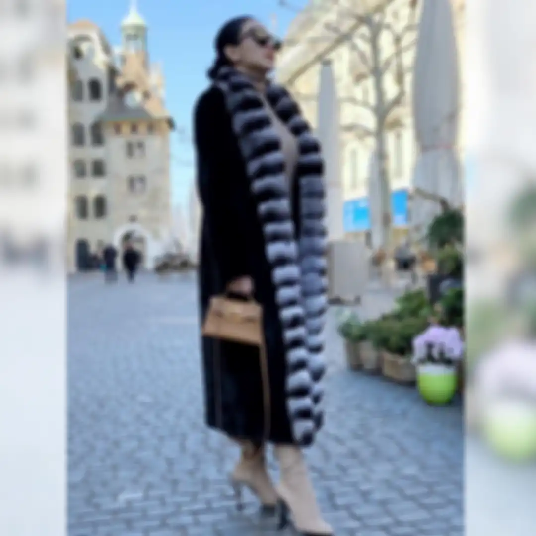 Syahrini terlihat tampil modis memakai sepatu boots mewah koleksi dari brand ternama Jimmy Choo