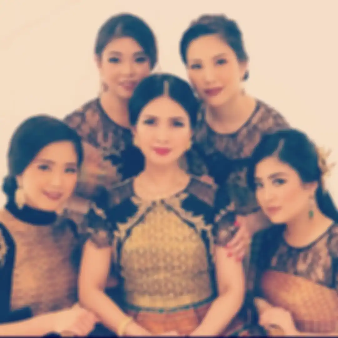 Liliana Tanoesoedibjo dan keempat anak perempuannya.