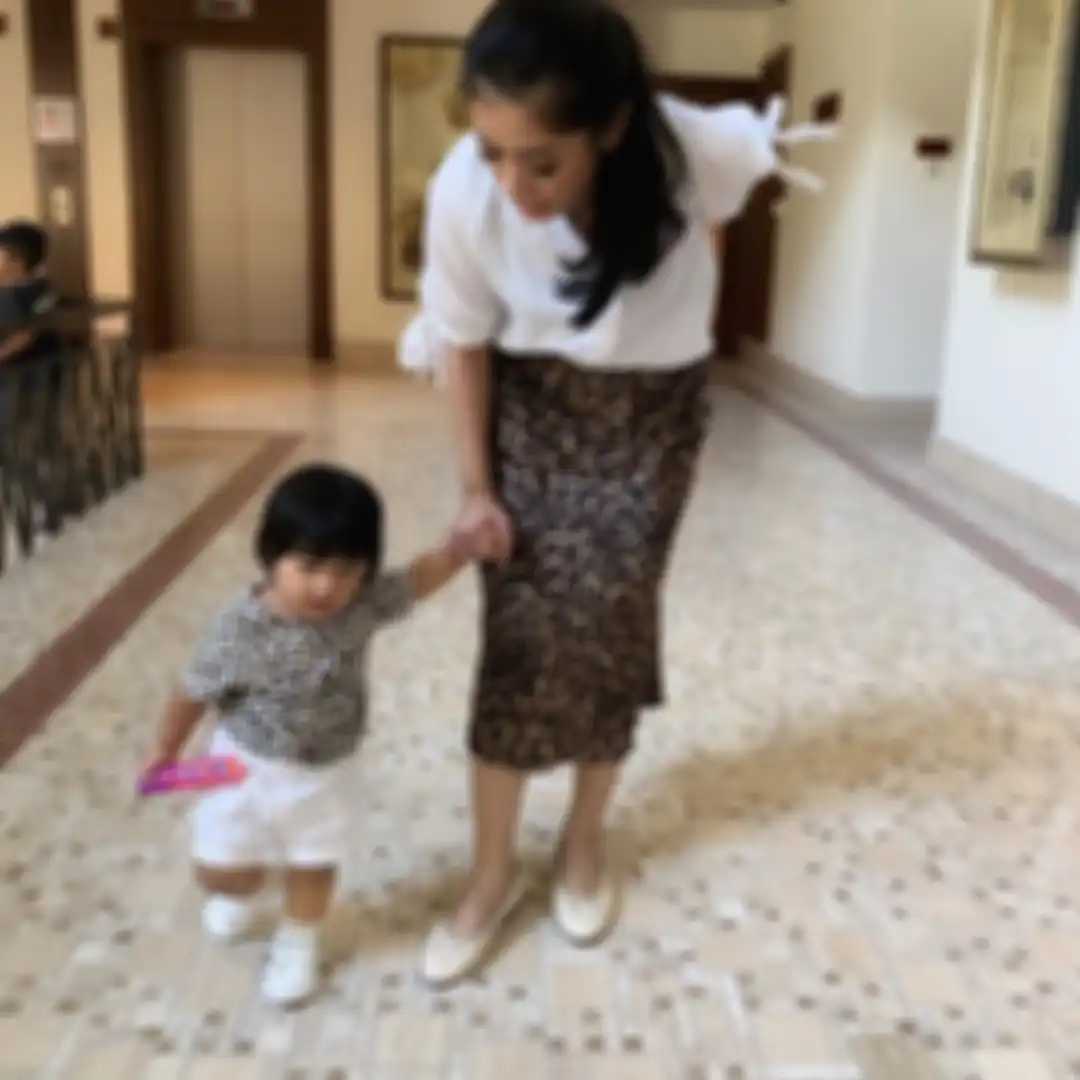 Menantu cantik SBY Aliya Rajasa kali ini kembaran dengan putrinya menggunakan busana motif leopard
