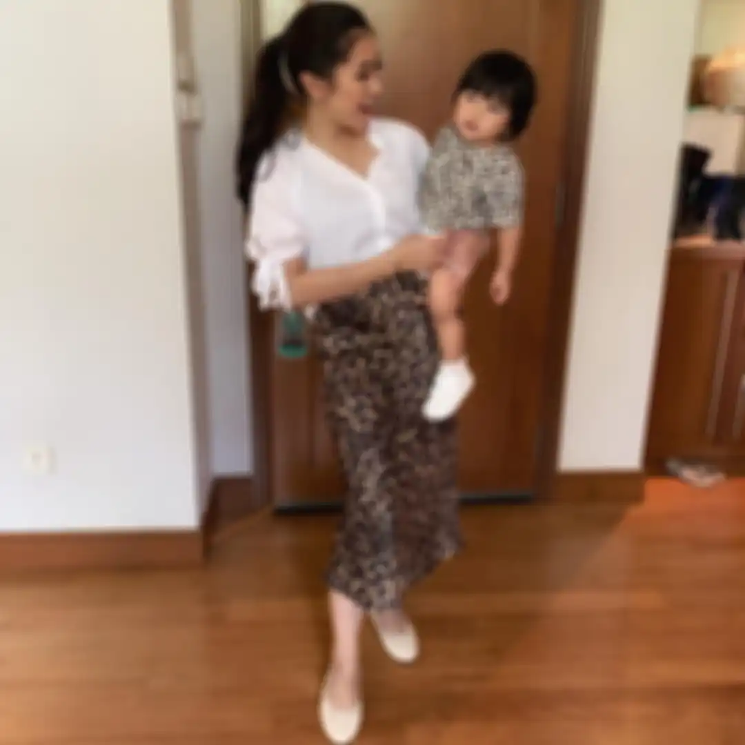 Menantu cantik SBY Aliya Rajasa terlihat mengenakan rok motif leopard,