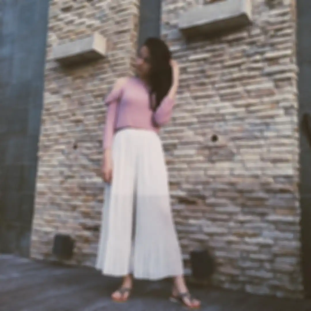 Fashion Aisyah Aqila dengan outfit putih
