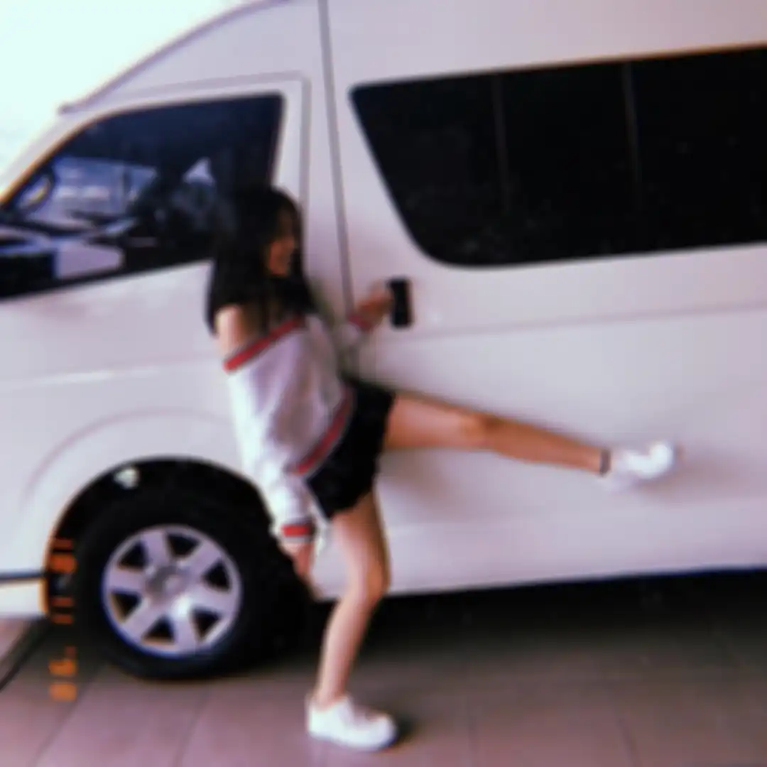 Fashion Aisyah Aqila dengan outfit putih