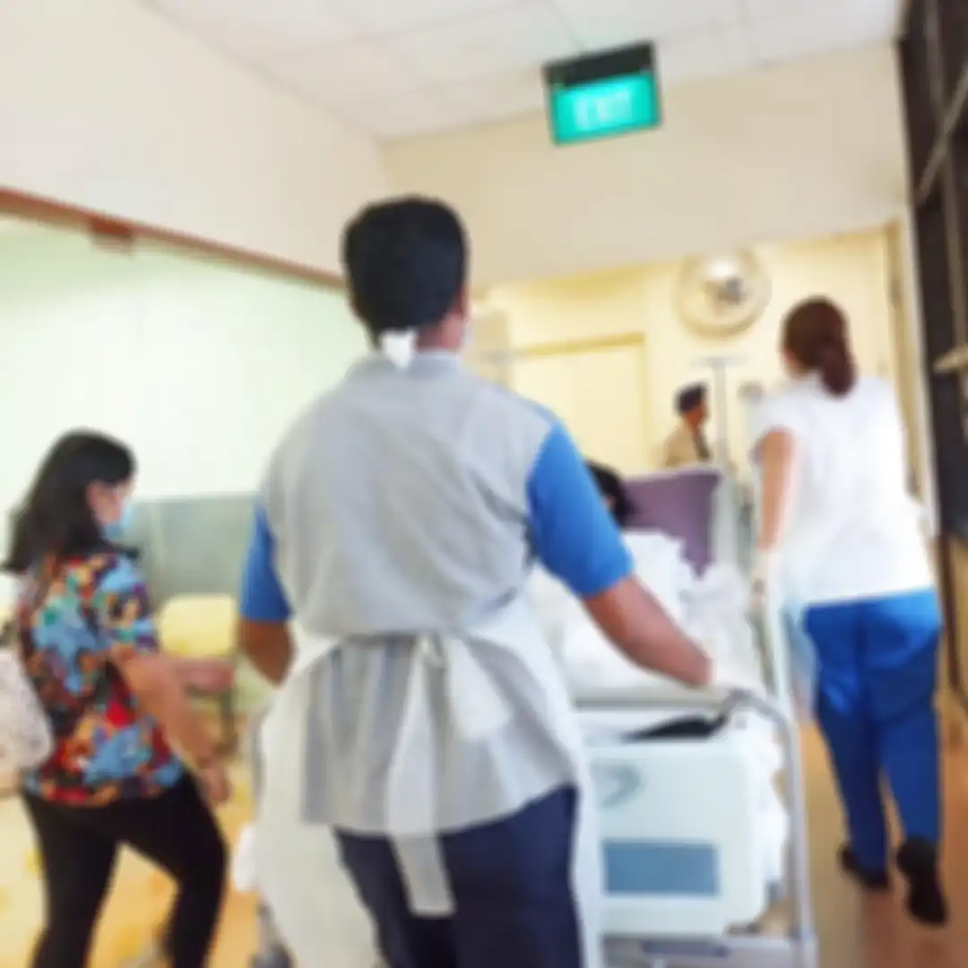 Almira Yudhoyono tampak selalu mendampingi Ani Yudhoyono dalam perjalanan ke ruang rawat inap.