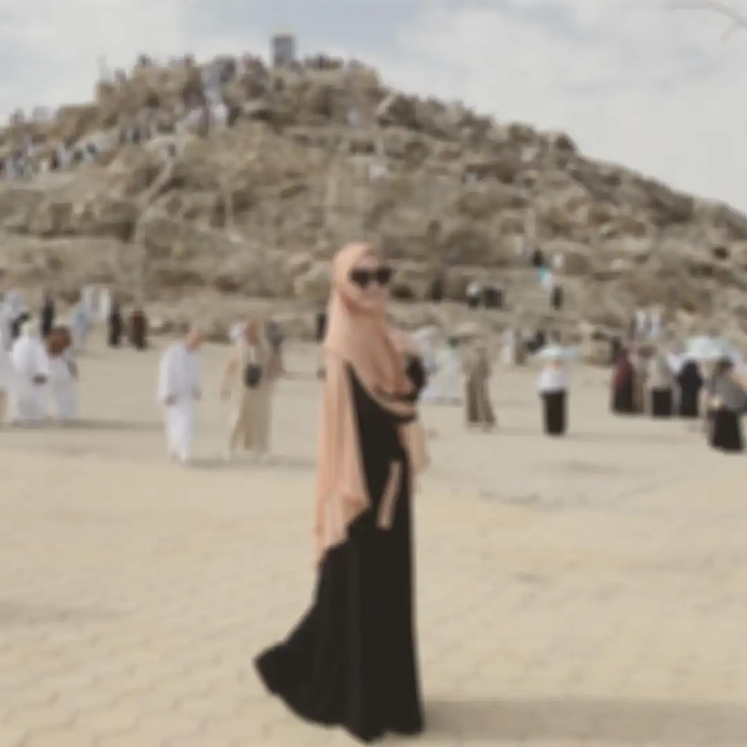Ayu Ting Ting tampil dengan hijab syar'i kasual