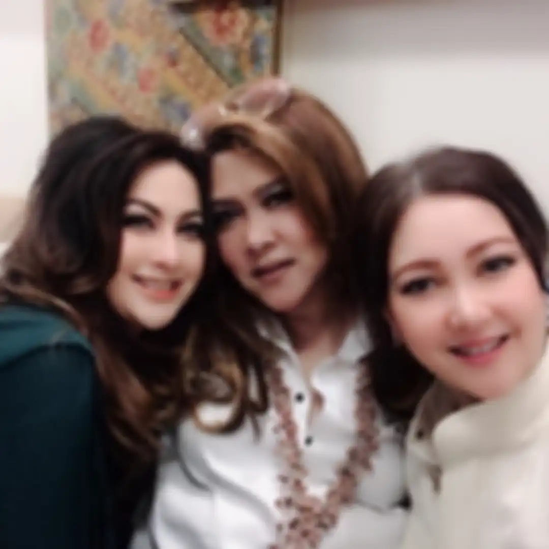Diana Pungky (kiri), pemeran Jinny oh Jinny bersama teman-temannya