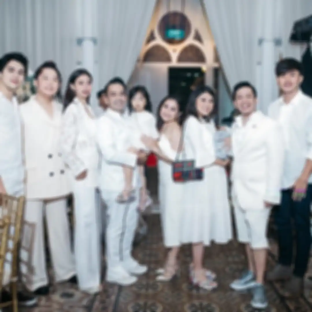 Para tamu yang hadir mengenakan dresscode putih