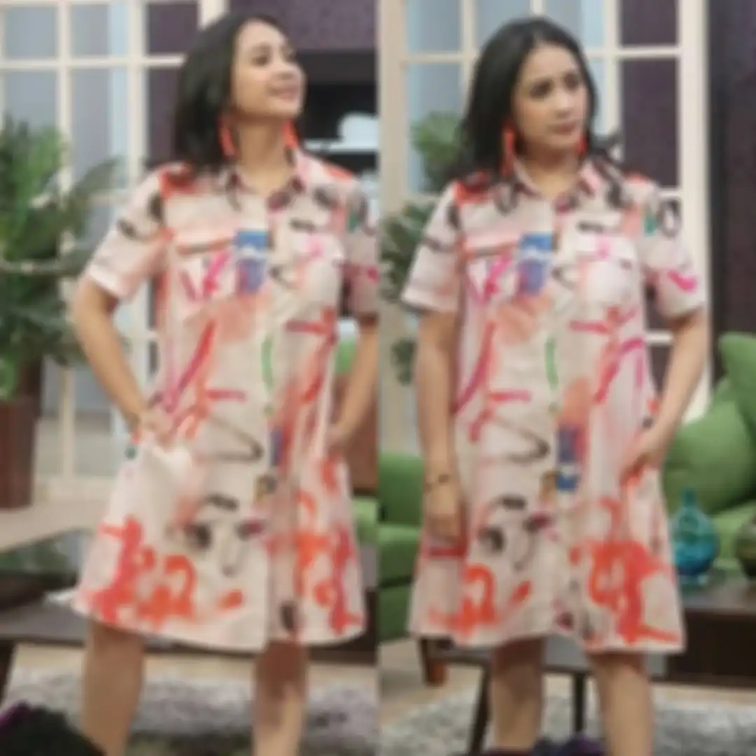 Nagita Slavina terlihat memakai baju model shirt dress dengan motif mirip coretan seragam lulusan SMA