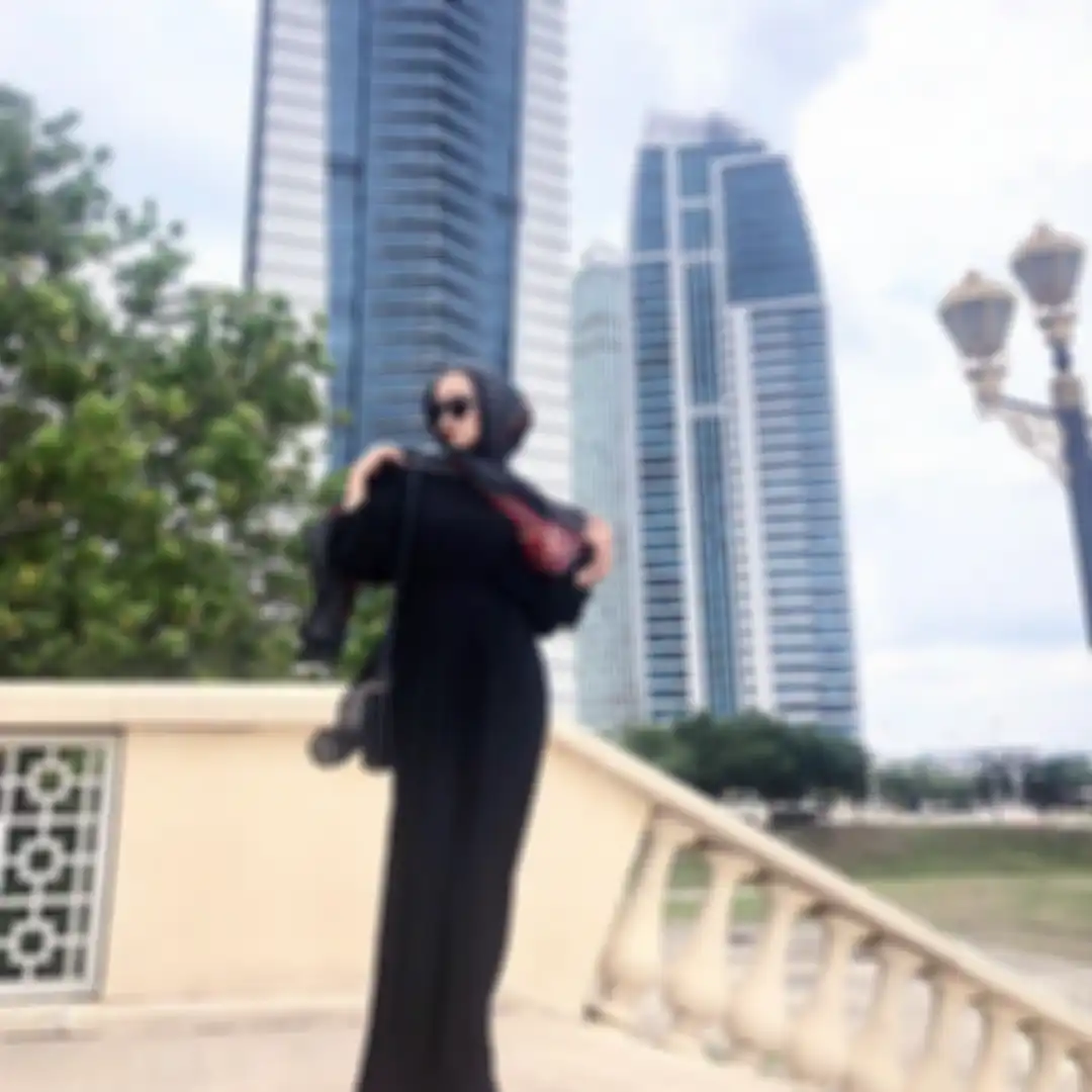 Dress hijab hitam untuk kondangan ala Ayu Harris