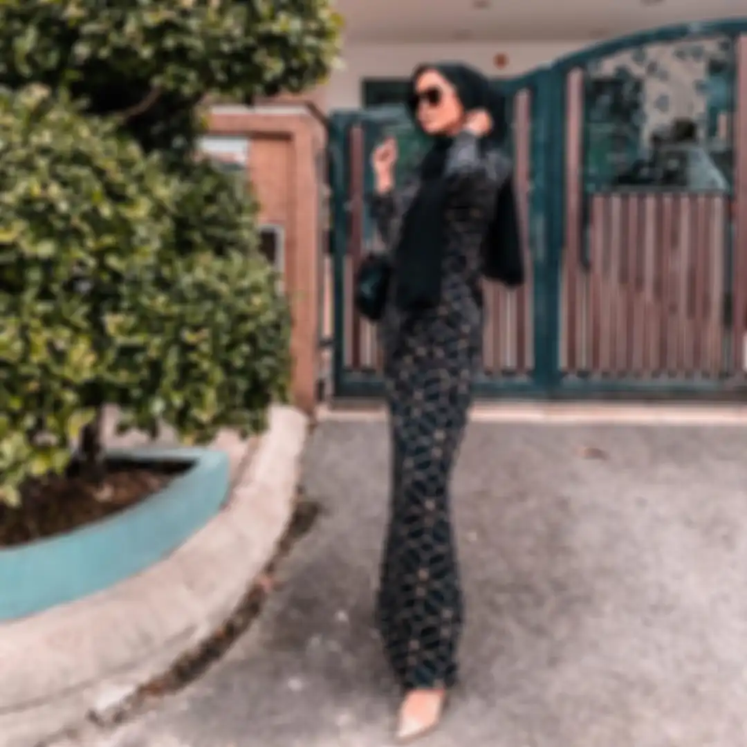 Dress hijab hitam untuk kondangan ala Ayu Harris
