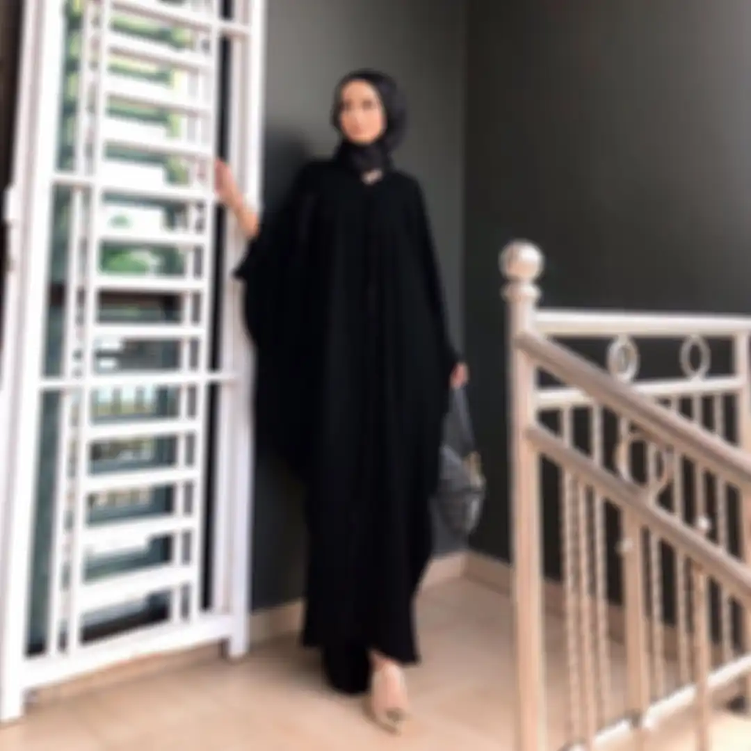 Dress hijab hitam untuk kondangan ala Ayu Harris