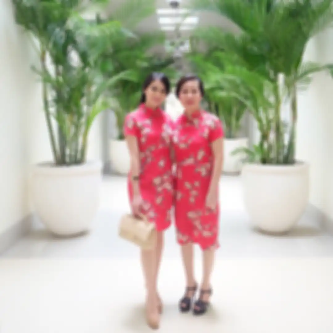 Chen Giovani bersama sang Mama mengenakan cheongsam.