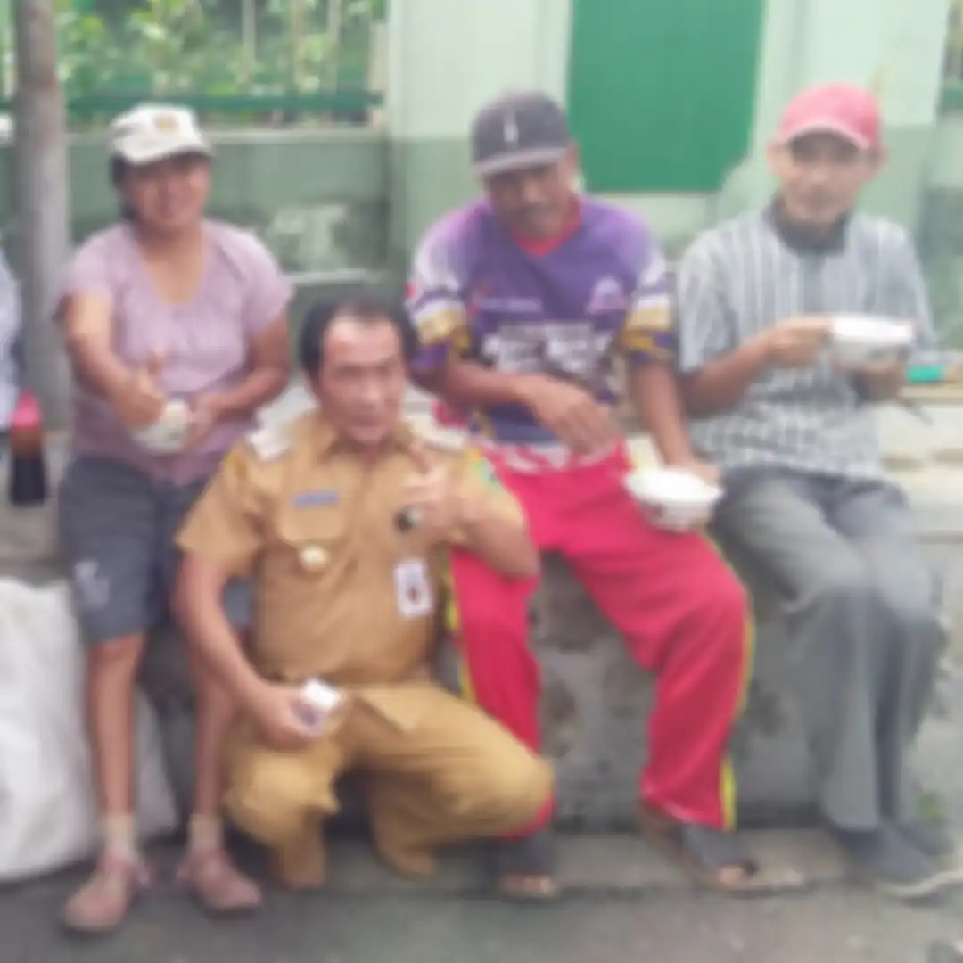 Budhi Sarwono alias Wing Chin Bupati Banjarnegara bersama warga