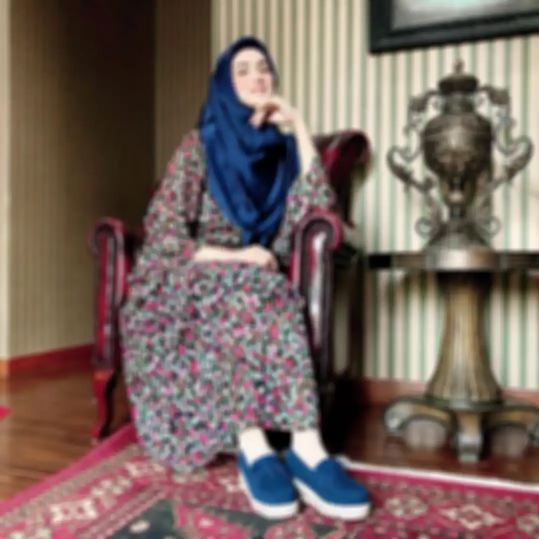 Mulan Jameela sering tampil anggun menggunakan fashion hijab yang syari