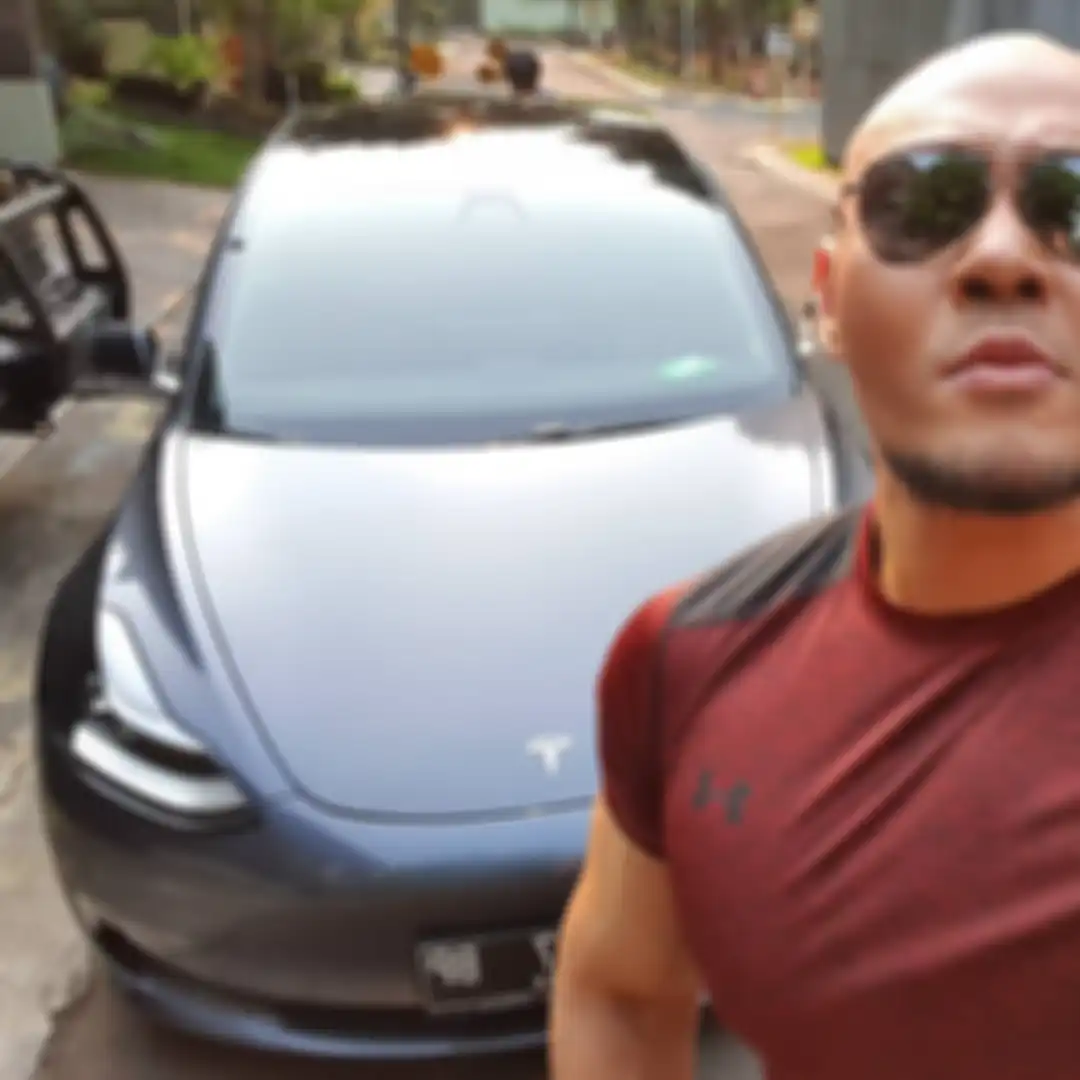 Berbeda dengan artis lainnya, Deddy Corbuzier memilih untuk membeli mobil yang bisa melenggang bebas di kawasang ganjil genap