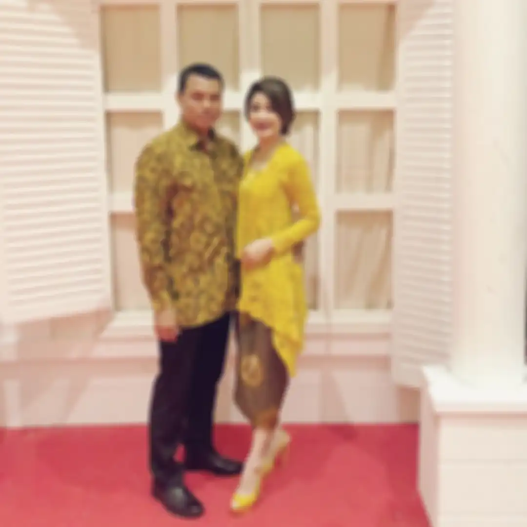 Penampilan Uut Permatasari saat kondangan yang mencuri perhatian