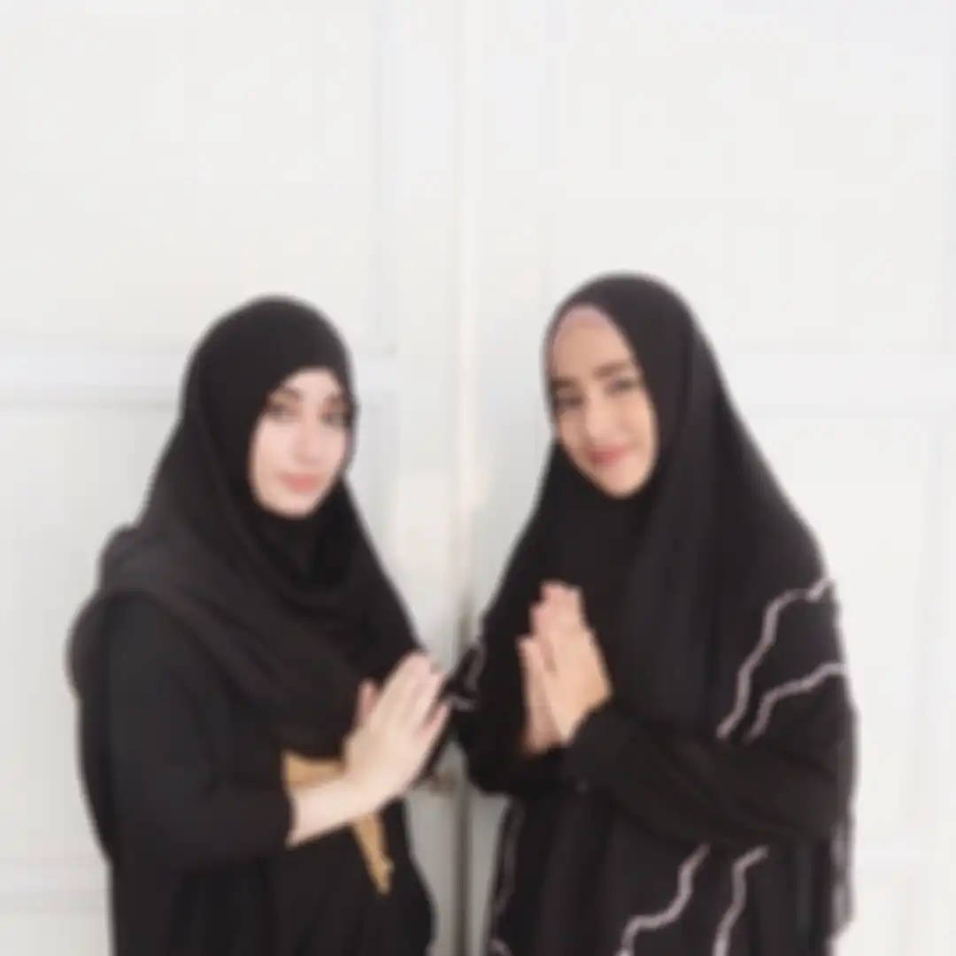 Cindy Fatikasari dan putrinya, Tengku Syaira