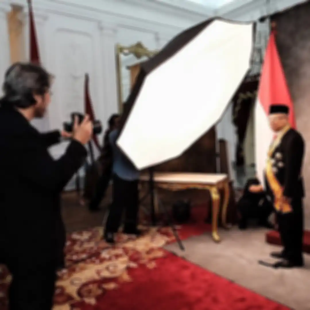 Fotografer kawakan Darwis Triadi bercerita soal pengalamannya memotret Jokowi dan KH Maruf Amin.