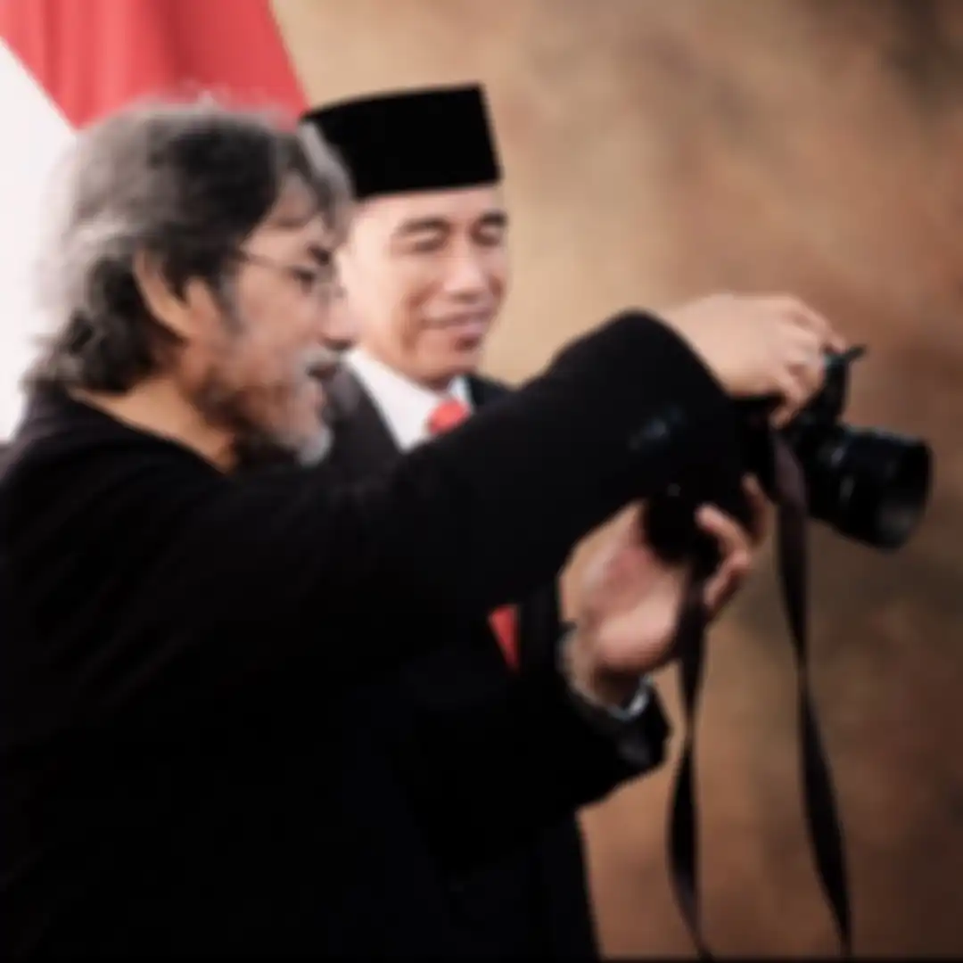 Fotografer kawakan Darwis Triadi bercerita soal pengalamannya memotret Jokowi dan KH Maruf Amin.