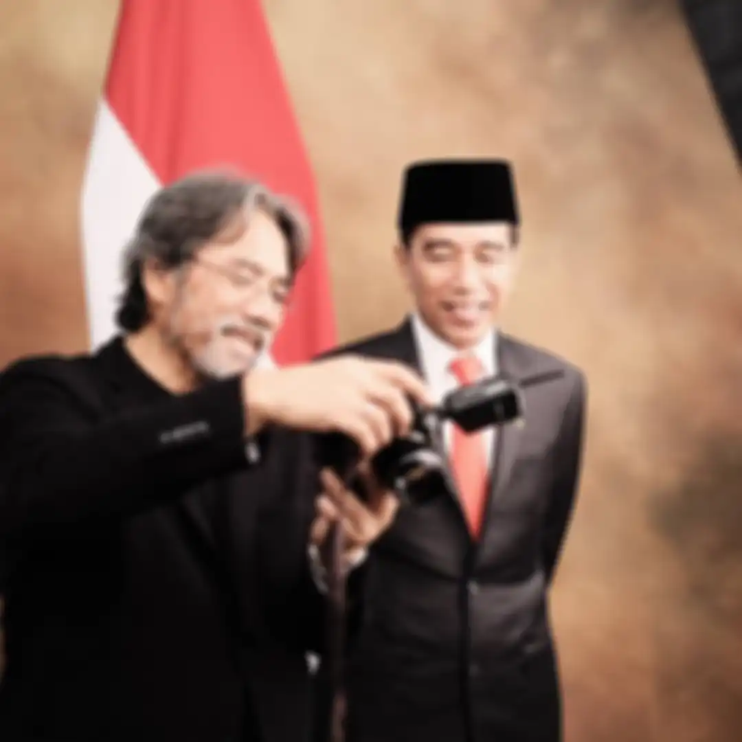 Fotografer kawakan Darwis Triadi bercerita soal pengalamannya memotret Jokowi dan KH Maruf Amin.