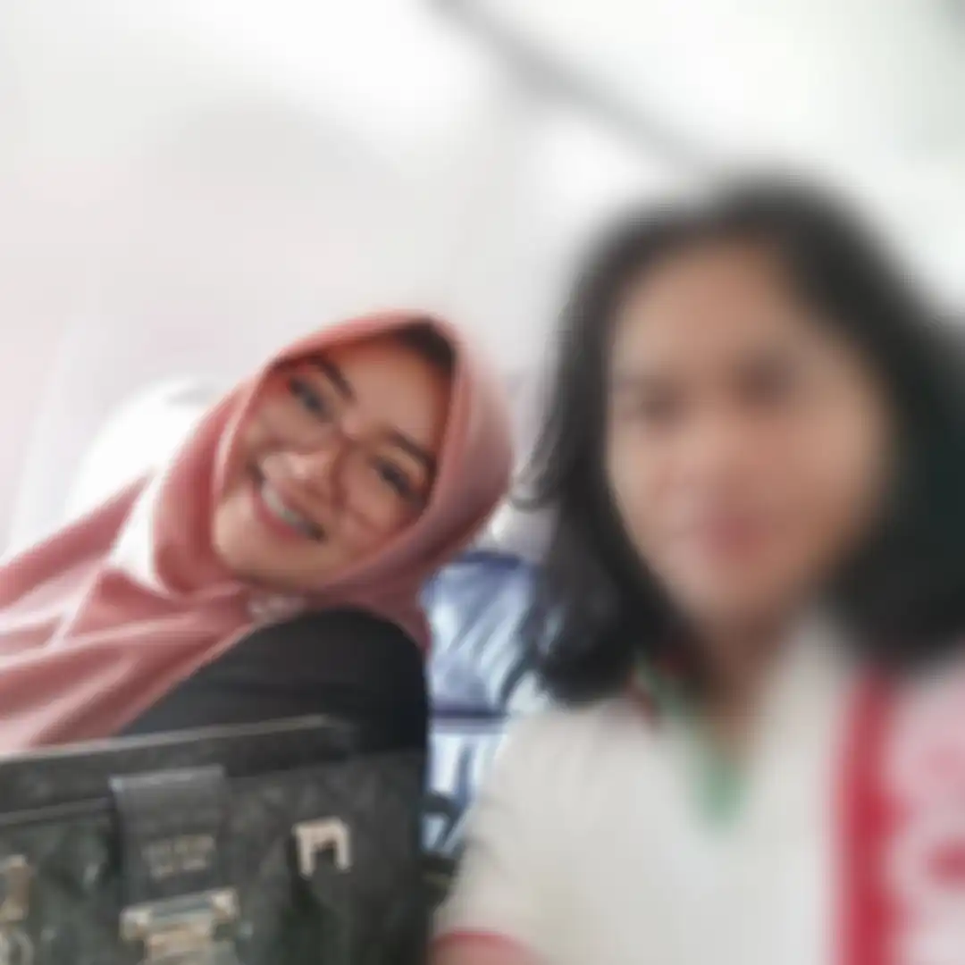 Jarang Terekspos, Penampilan Istri Mbah Mijan Saat Tenteng Tas Mewah Jadi Sorotan