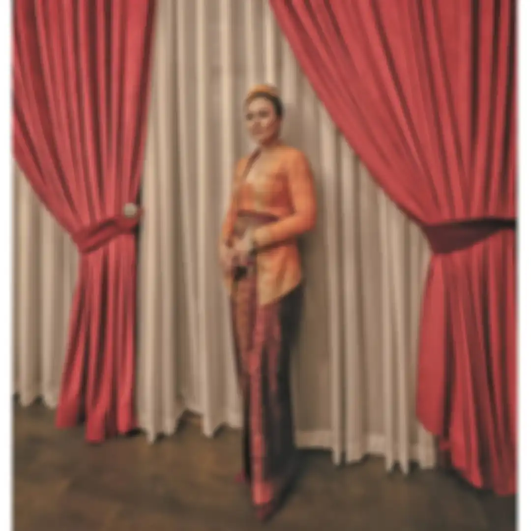 Penampilan Wulan Guritno dengan kebaya model kutubaru