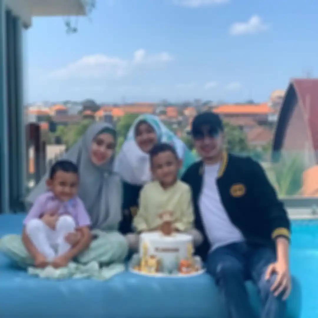 Potret keluarga Kartika Putri