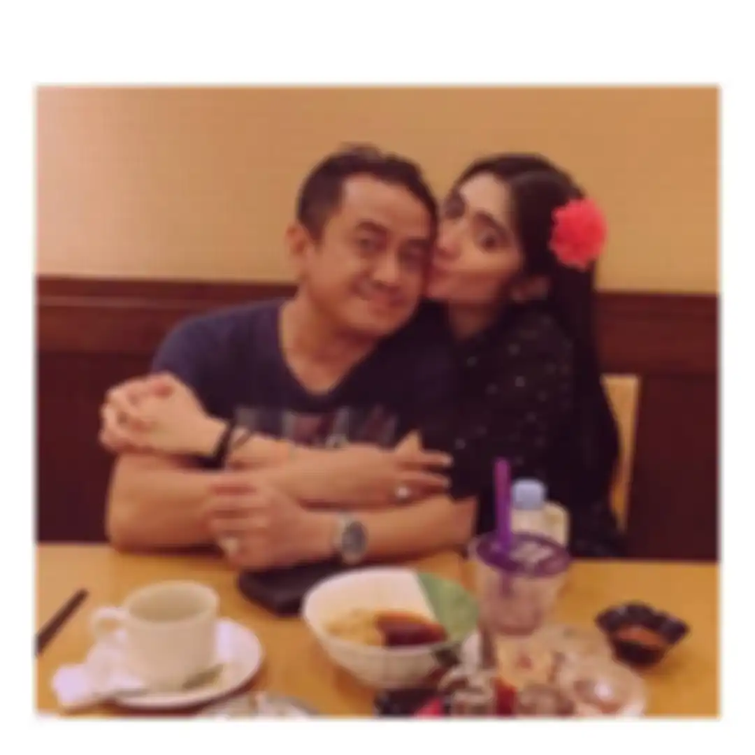 Revi Mariska dan sang suami