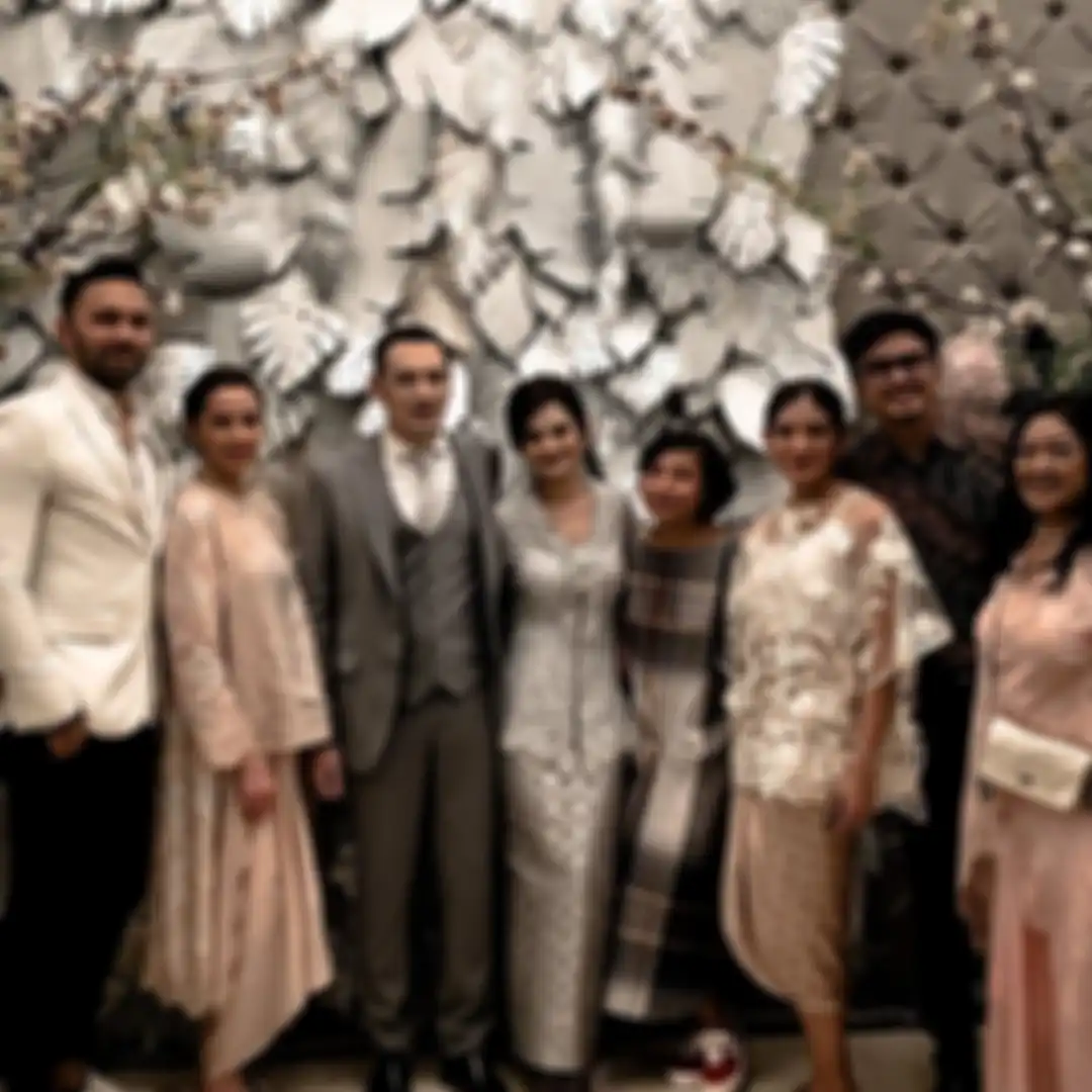 Cut Tari dan Richard Kevin berfoto bersama sahabat dekatnya