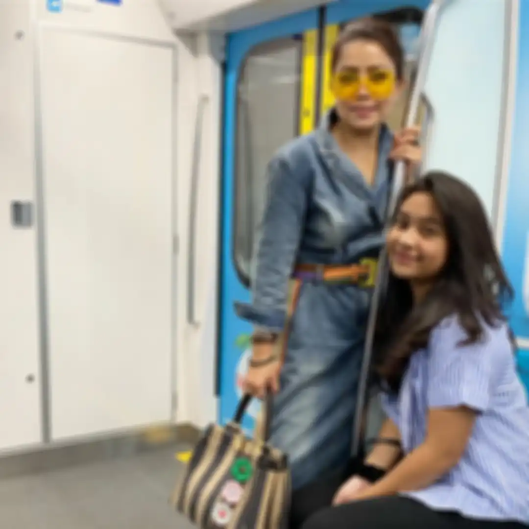 Potret Mayangsari dan anaknya di MRT