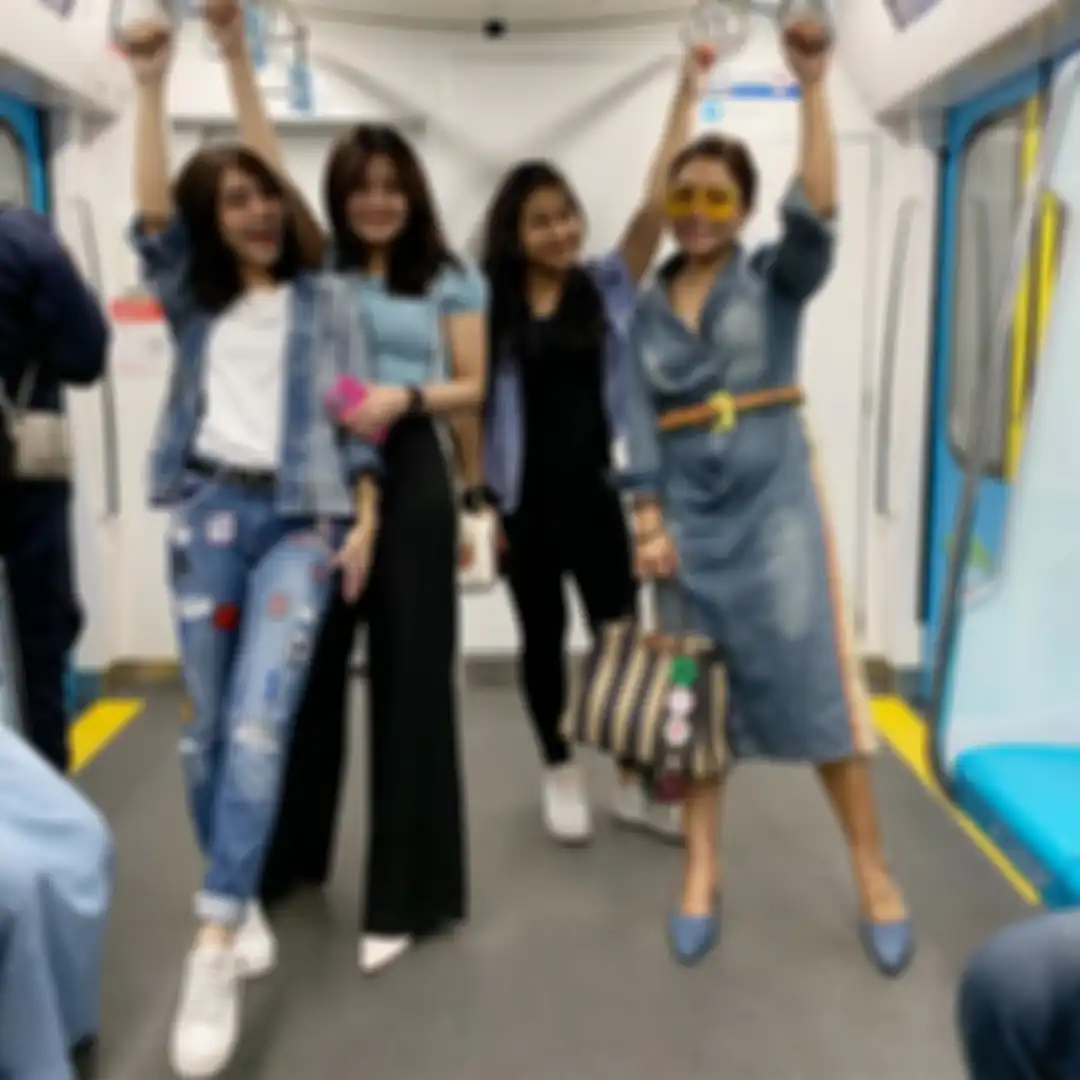 Potret kebersamaan Mayangsari dan sang anak di MRT