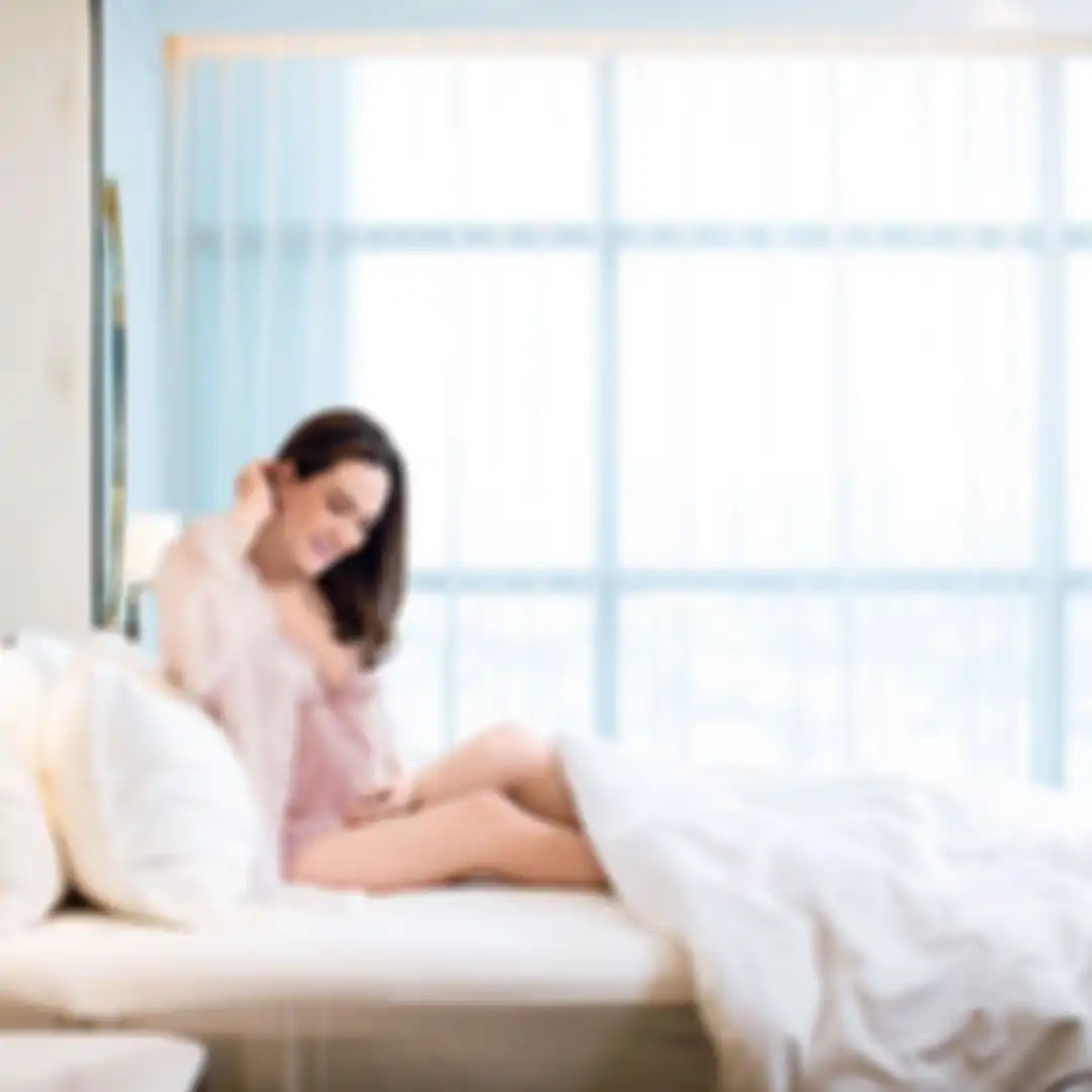 Penampilan seksi Shandy Aulia yang tengah hamil besar, kenakan lingerie di tempat tidur yang justru banjir pujian