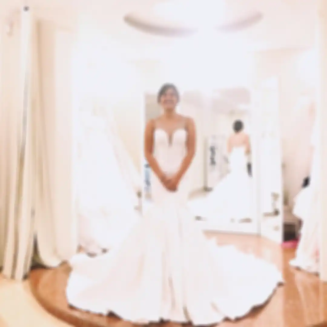 Tampilan Marion Jola kala fitting gaun pengantin