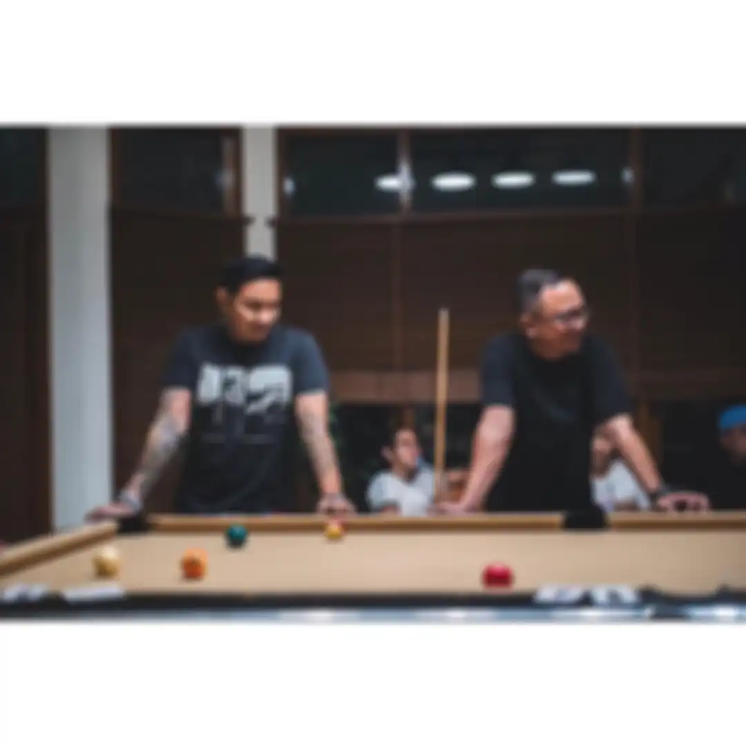 Meja billiard di rumah Sophia Latjuba