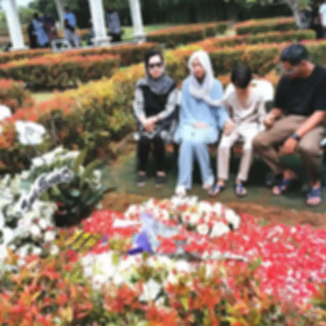 BCL dan Noah sedang ziarah ke makam Ashraf Sinclair 