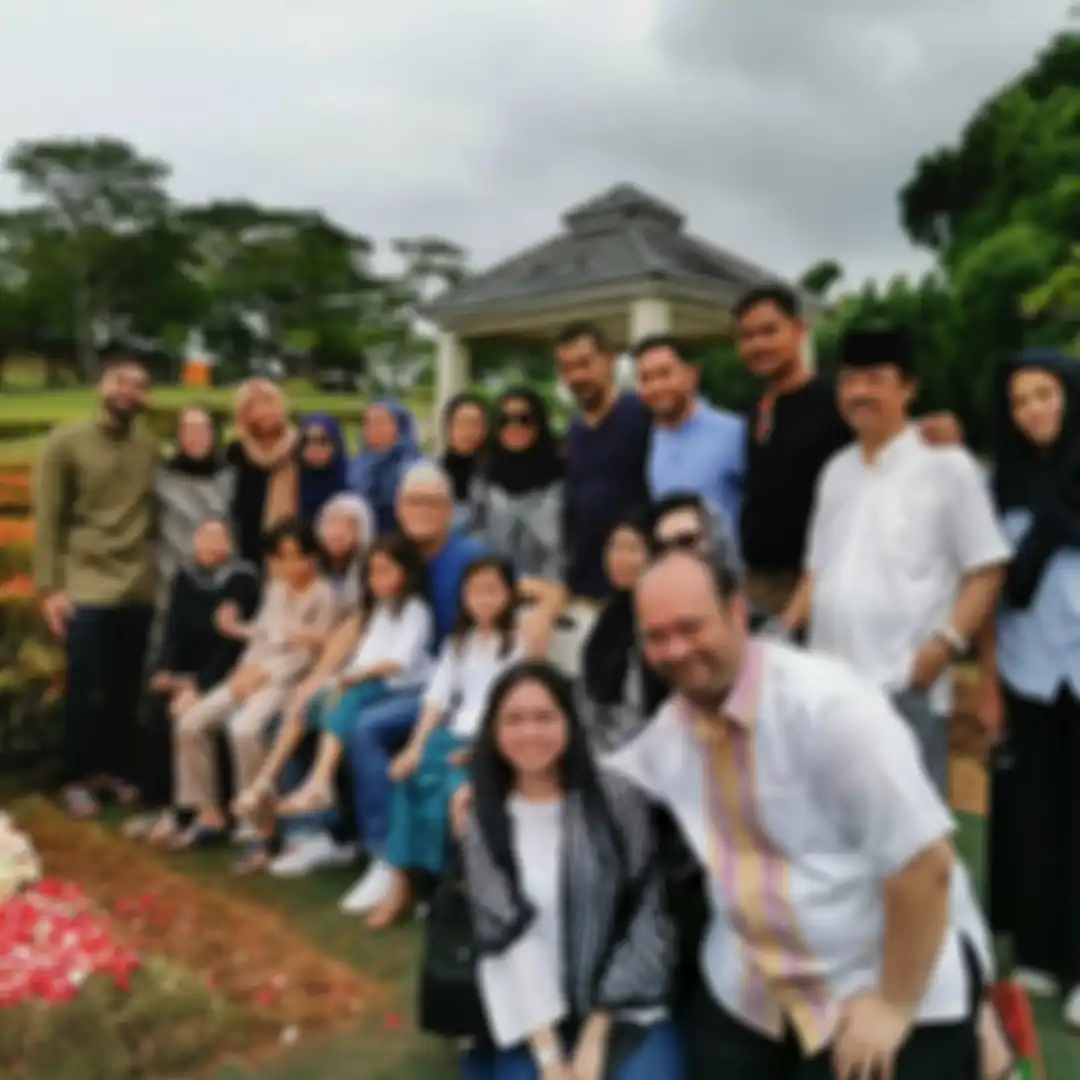 BCL dan keluarga besar sedang ziarah ke makam Ashraf SInclair 