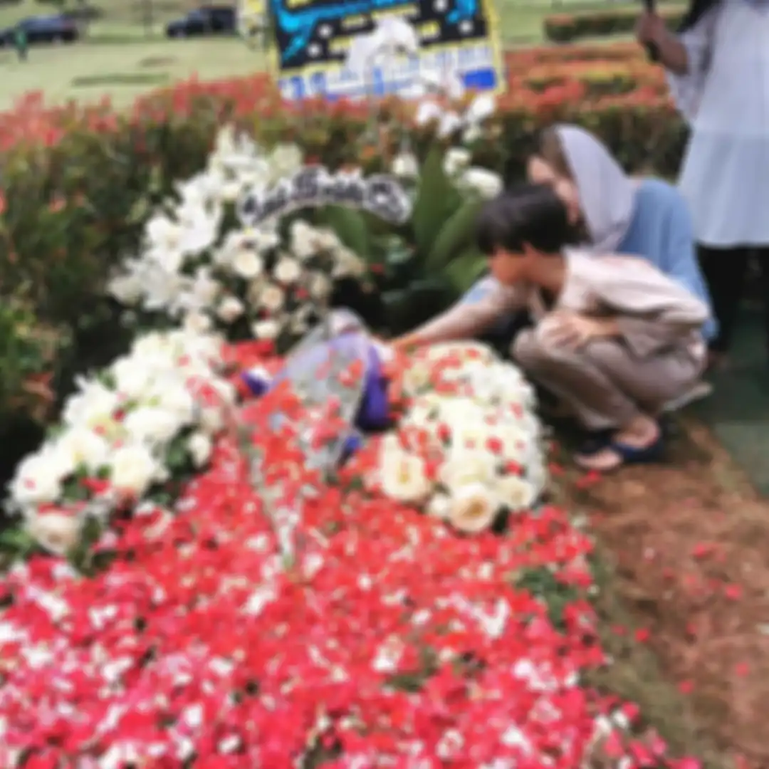 BCL dan Noah sedang ziarah ke makam Ashraf Sinclair 