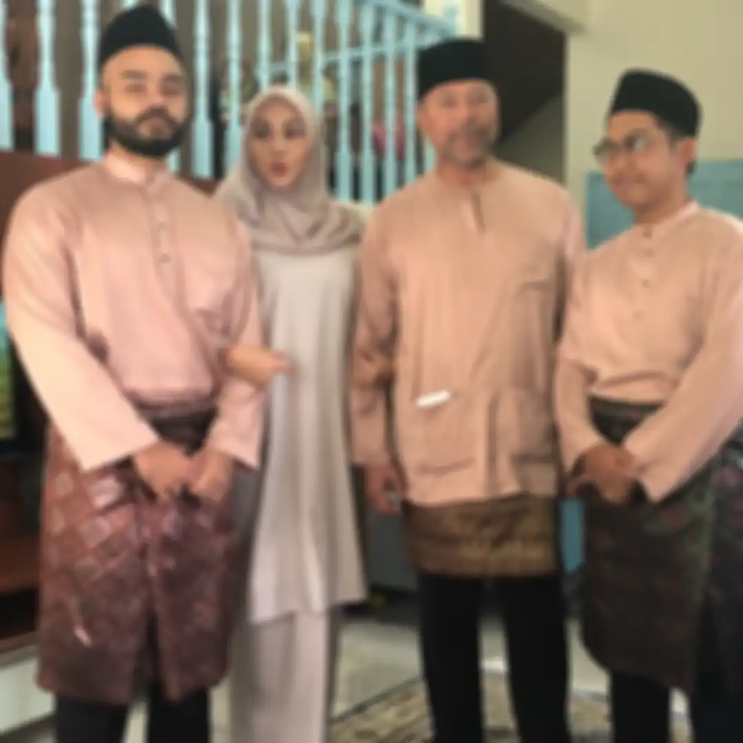 Umie Aida bersama keluarganya