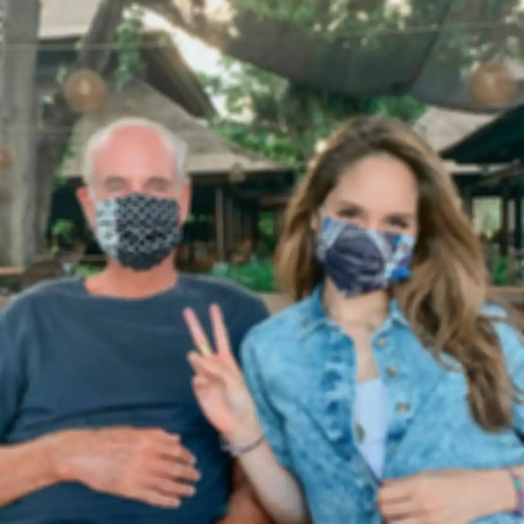 Cinta Laura foto bareng ayah endorse sambari berdonasi pakai masker kain sukses jadi sorotan netizen.