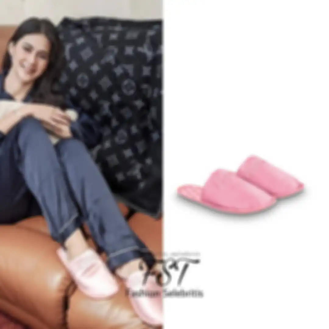 Paula Verhoeven mengenakan sandal rumahan keluaran dari brand Louis Vuitton