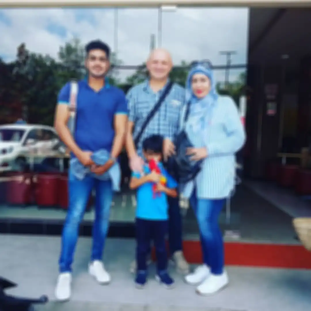 Atha bersama suami, anak dan cucu 