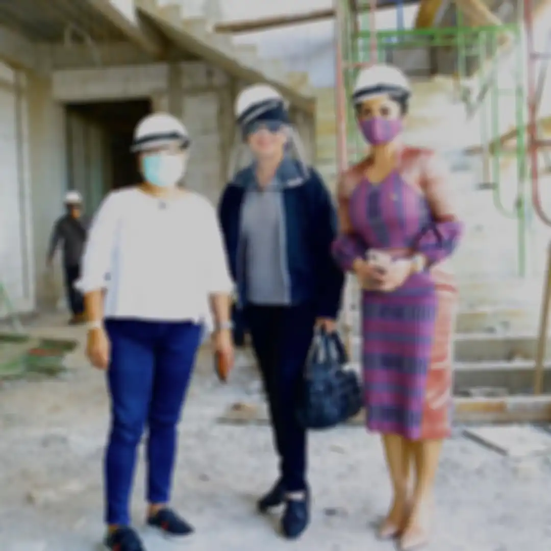 Penampilan modis Krisdayanti saat kunjungan ke proyek pembangunan kenakan alas kaki yang justru bikin salfok
