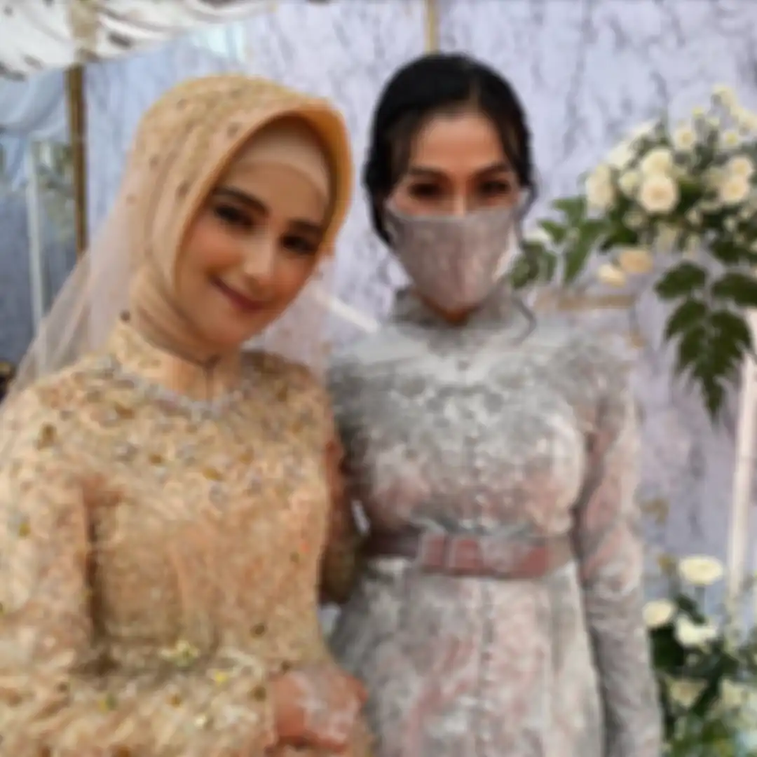 Iis Dahlia bersama Nadya Mustika, istri Rizki DA