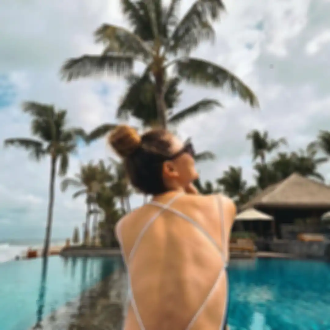 Luna Maya pamer punggung mulus