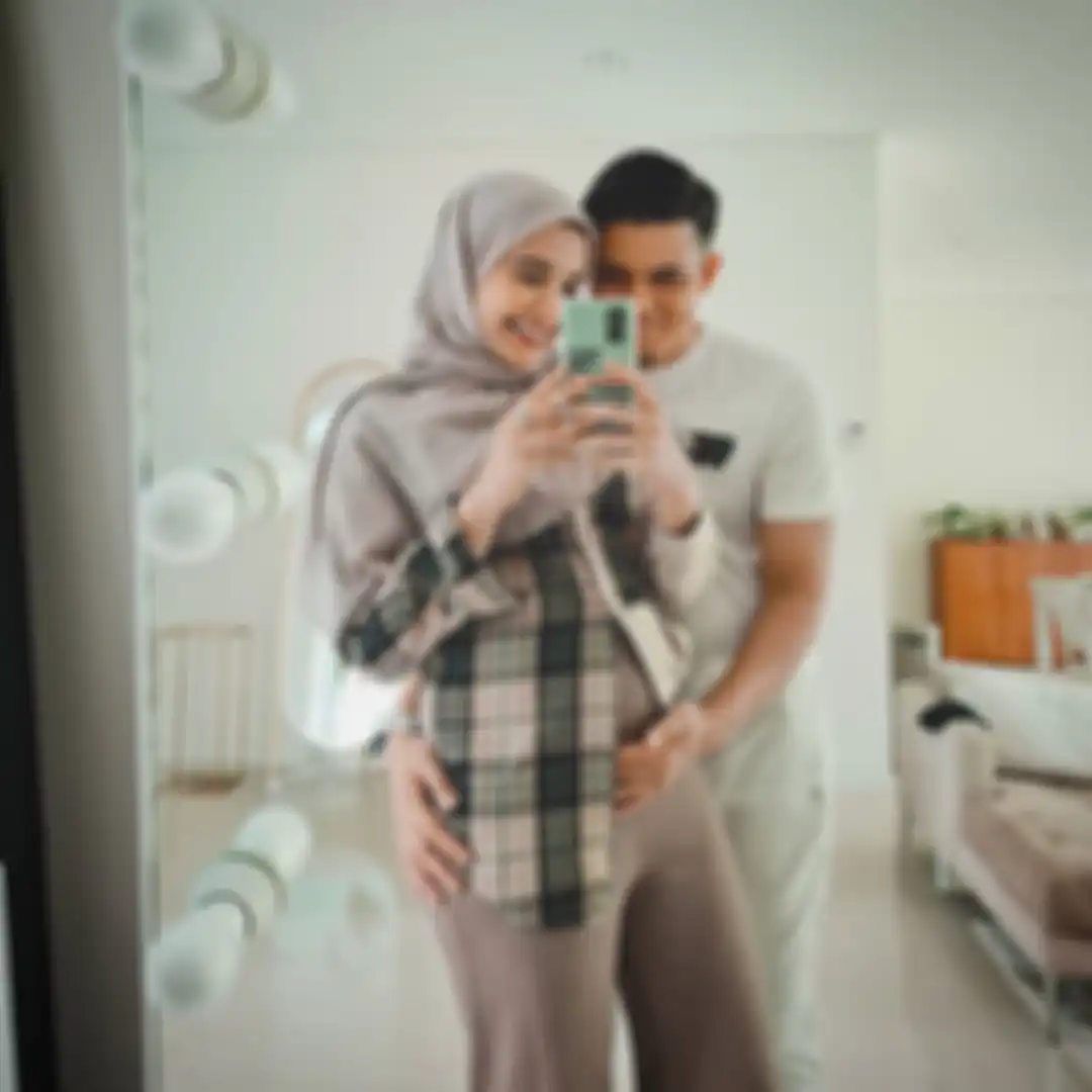 Zaskia Sungkar tampil modis pakai kemeja flannel