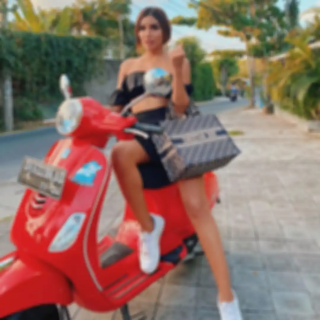 Vespa LX125 i-get berplat nomor DK yang disewa Millen Cyrus saat liburan di Bali
