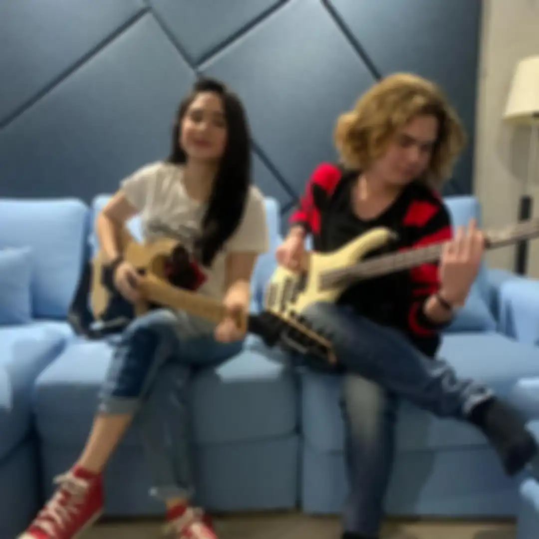 OOTD Tissa Biani dengan high top sneakers Converse merah